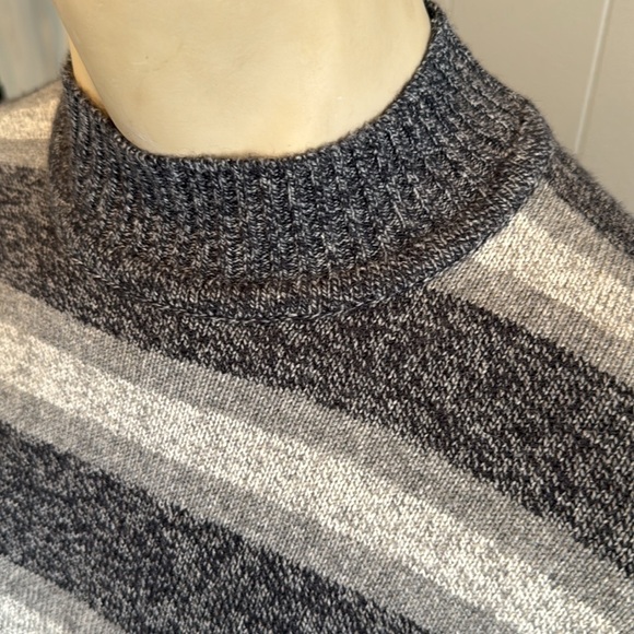 Saks Fifth Men’s XL Avenue Gray and White Crewneck Sweater - Picture 4 of 5